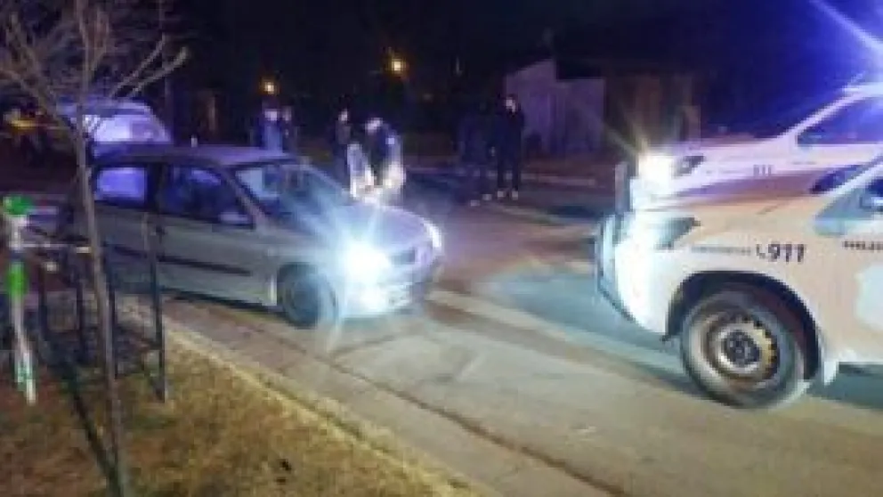 Dos jóvenes sustrajeron un auto, esquivaron un control, fueron perseguidos y atrapados en un operativo cerrojo