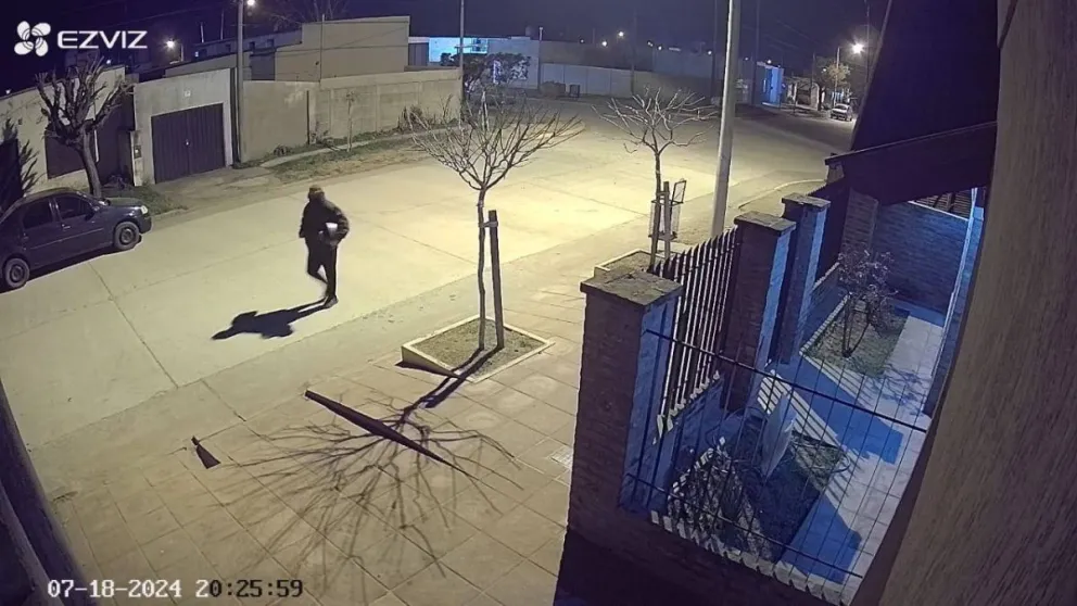 Robaron una moto en Zorzales, la secuencia quedó filmada y quisieron estafar a la damnificada