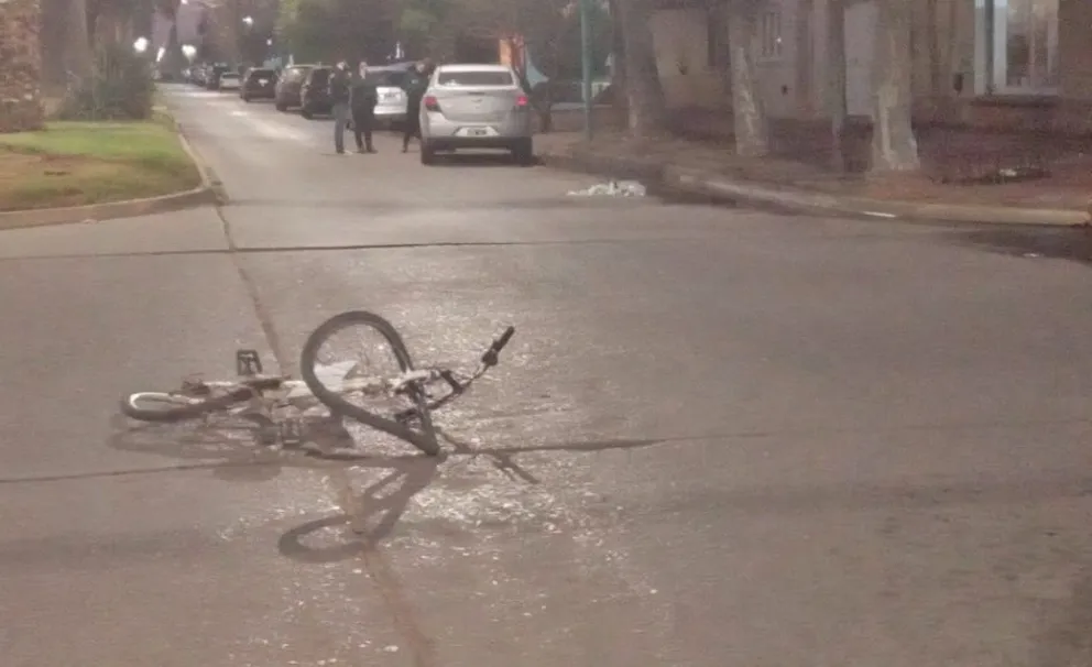 Una ciclista hospitalizada tras ser embestida por un automóvil en avenida Belgrano