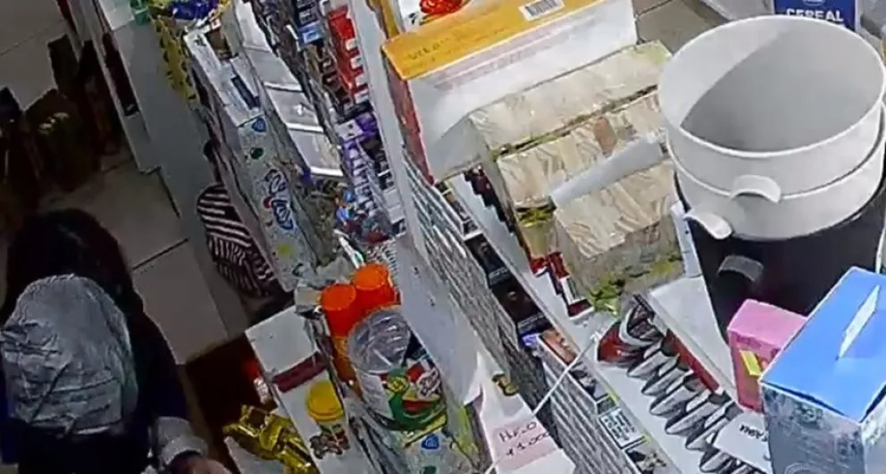 Violento intento de robo en un kiosco de Bolívar: forcejeó con la cajera y quedó filmado