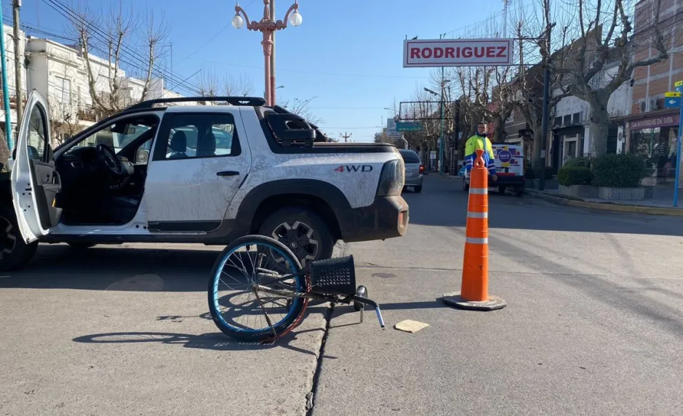 Camioneta chocó a una bicicleta en pleno centro: una persona hospitalizada