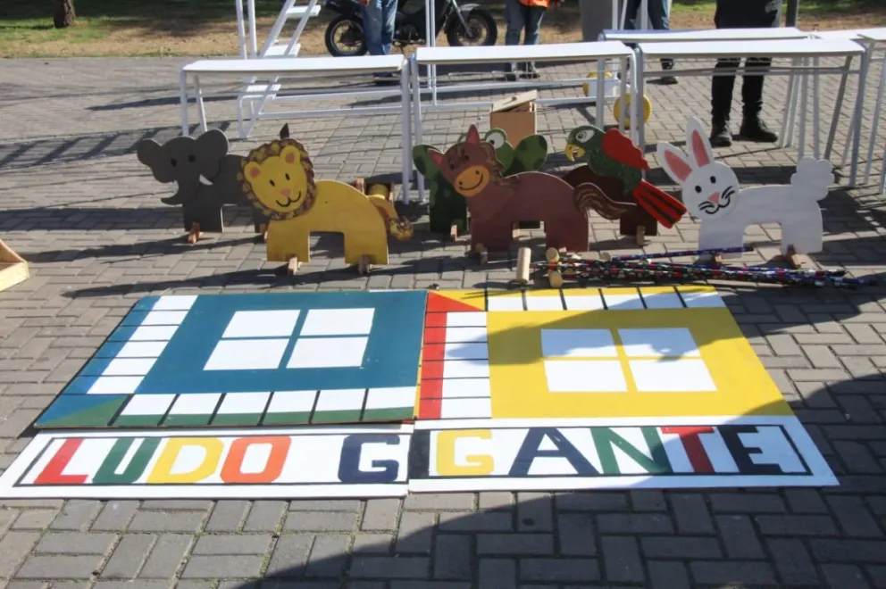 Internos de la Unidad 17 restauraron mobiliario escolar y aberturas para colegios del distrito