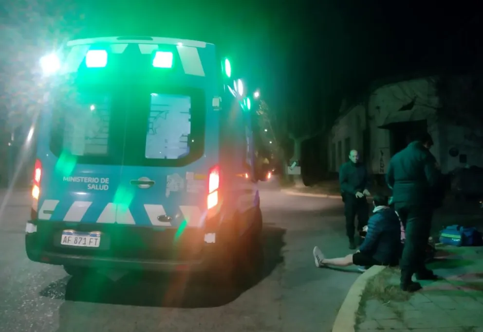 Iban en moto por la avenida, se cruzó una camioneta y cayeron al piso: dos hospitalizados