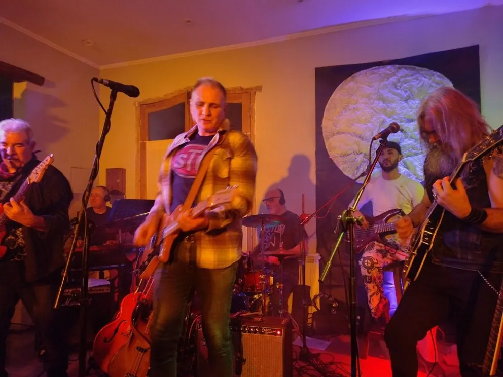 Los Cohetes Lunares encendieron la noche del Día del amigo en Casanegra