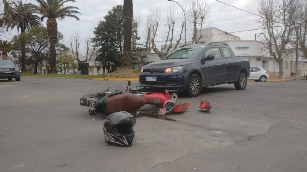 Choque en planta urbana entre una camioneta y una moto: hospitalizaron a una persona