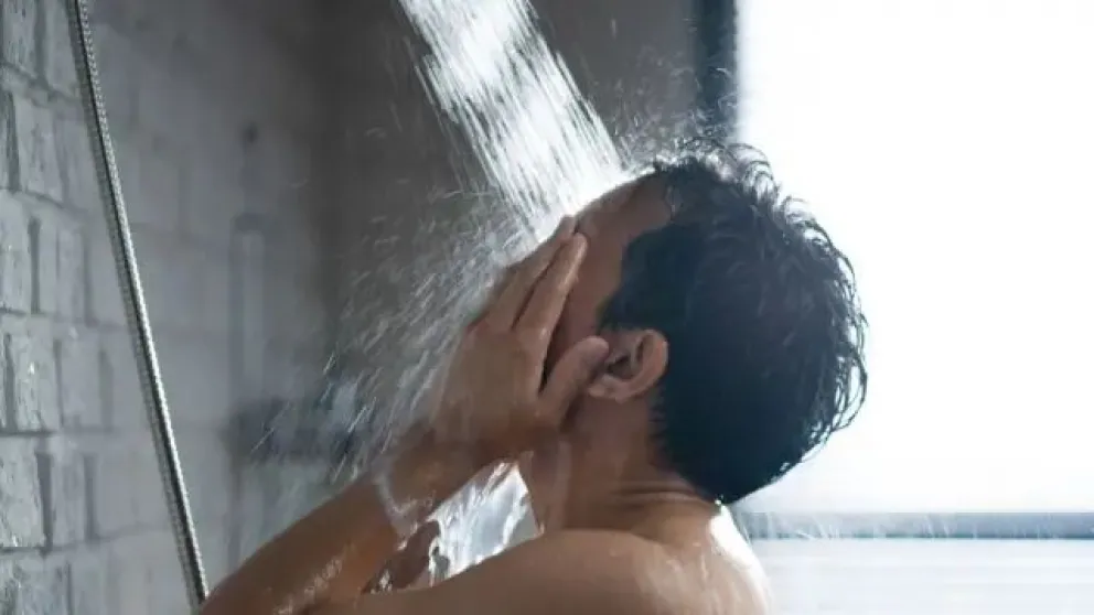 Las diferencias de bañarse a la mañana o a la noche y qué beneficios tiene cada horario