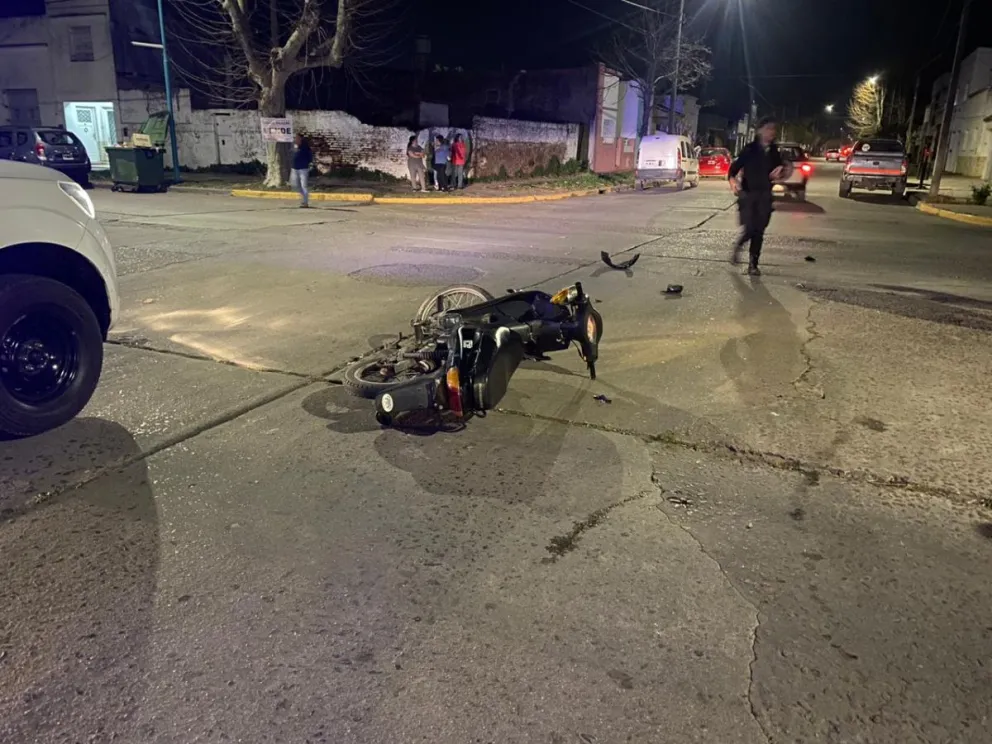 Una moto impactó fuertemente contra un auto en avenida Venezuela: hospitalizaron a un joven