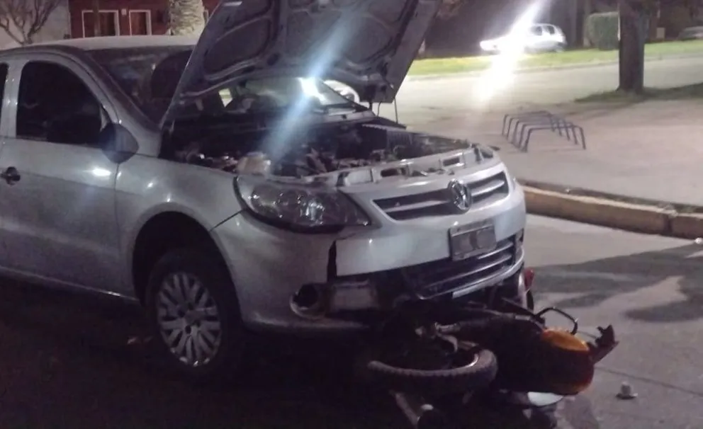 Un automóvil impactó una moto en avenida Venezuela: dos personas derivadas al hospital