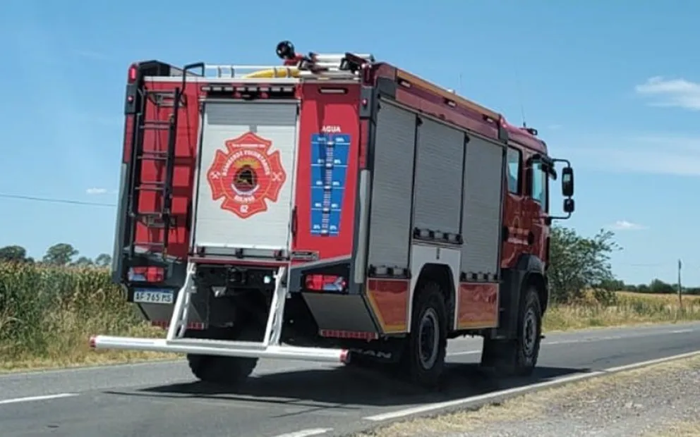 Despliegue policial y de bomberos cerca de la Escuela 14 por un incendio en una vivienda