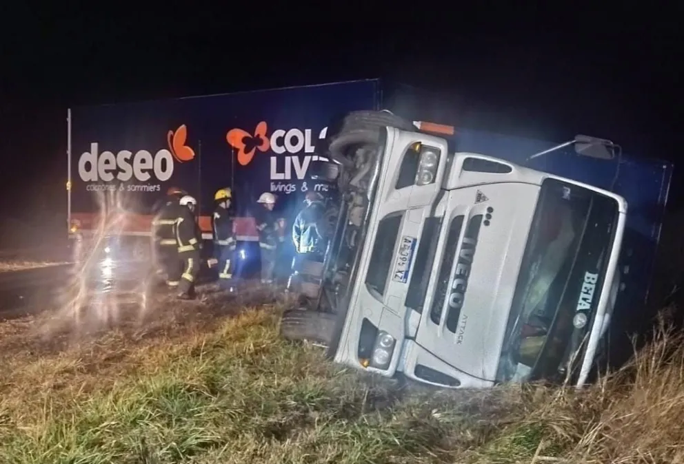 Un camión volcó en la Ruta 226 a la altura de las torres del Chocón