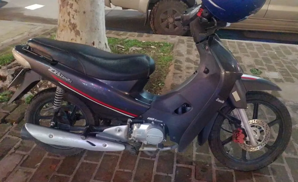 Le robaron la moto del garage de su casa y quisieron estafarla con la excusa de recuperarla