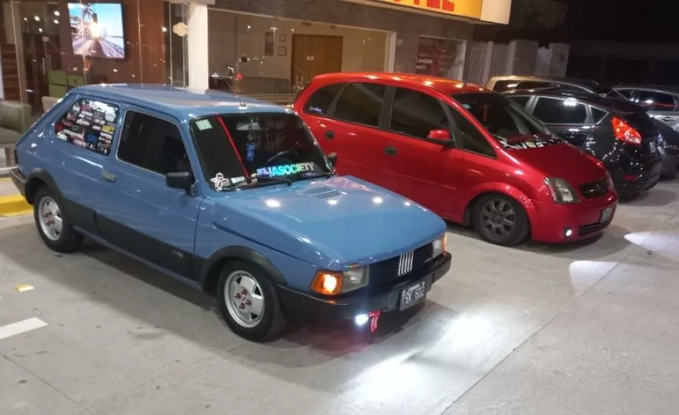 Con una exhibición de autos como principal atractivo, Bolívar al Piso realiza su primer evento