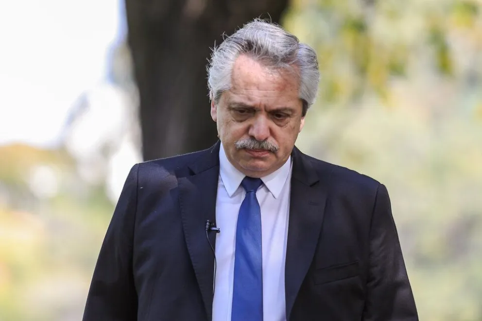 Alberto Fernández, complicadísimo: la policía allanó el departamento y secuestró su teléfono