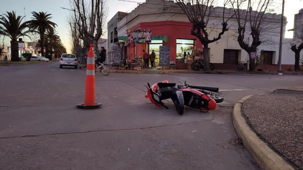 Quiso doblar en una esquina y se encontró con una moto a su derecha: una persona hospitalizada