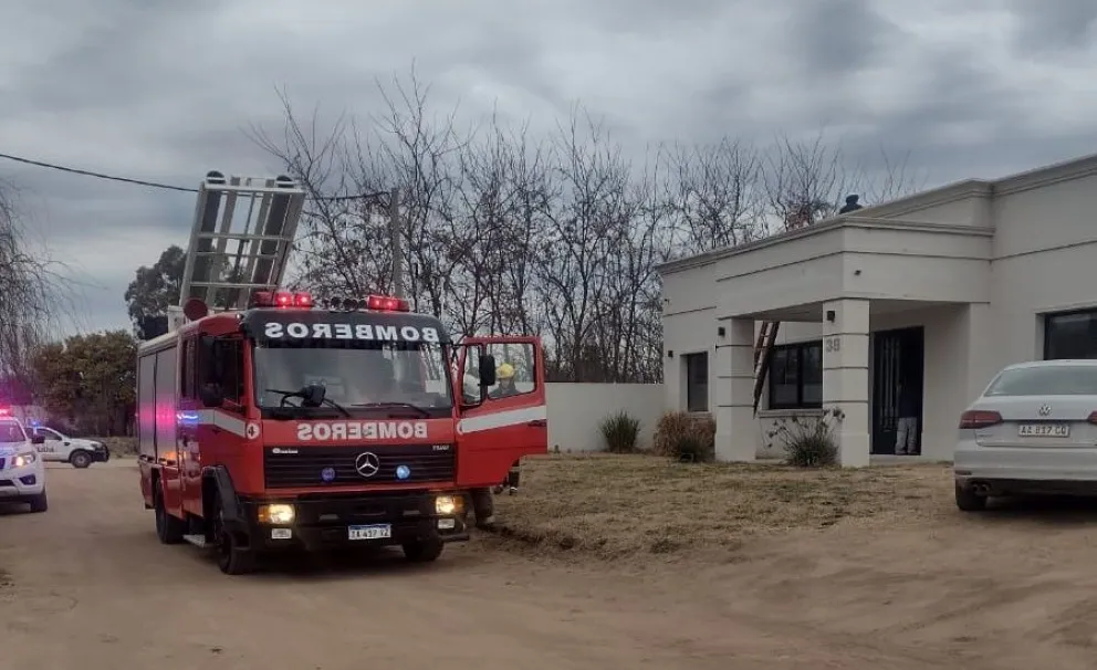 Una dotación de Bomberos Voluntarios controló un incendio de chimenea 