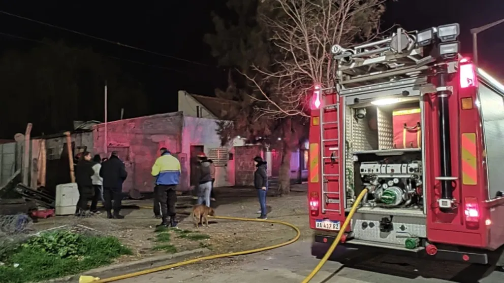 Incendio provocado por una estufa a leña deja importantes pérdidas en una vivienda