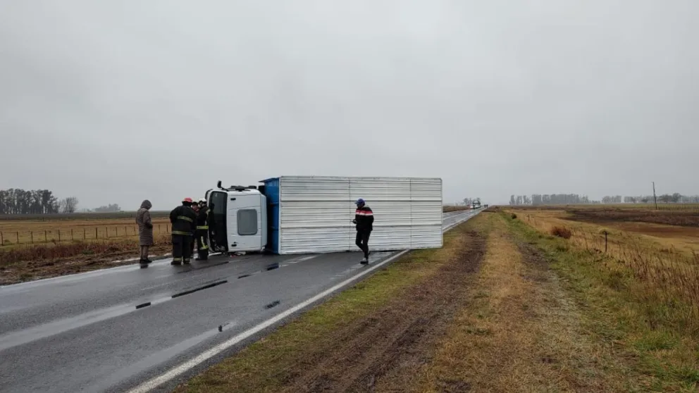 Volcó un camión con verduras y dos ocupantes: la ruta 205 estuvo cortada más de dos horas