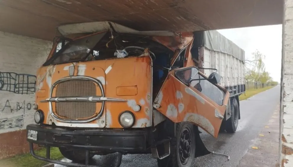 Insólito accidente: camión se incrustó contra un limitador de velocidad y el chofer fue hospitalizado