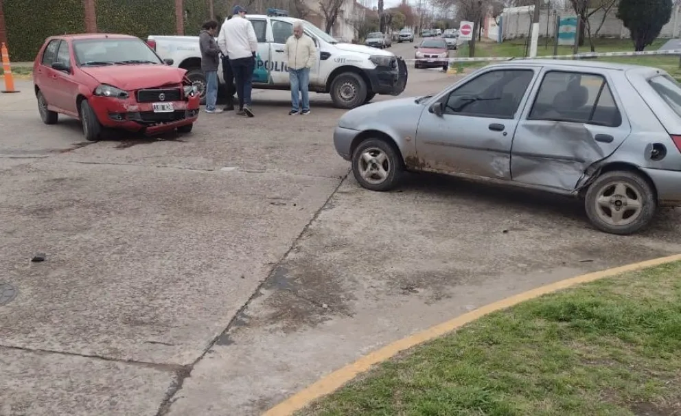Dos autos protagonizaron una colisión en Venezuela y Matheu: un conductor hospitalizado