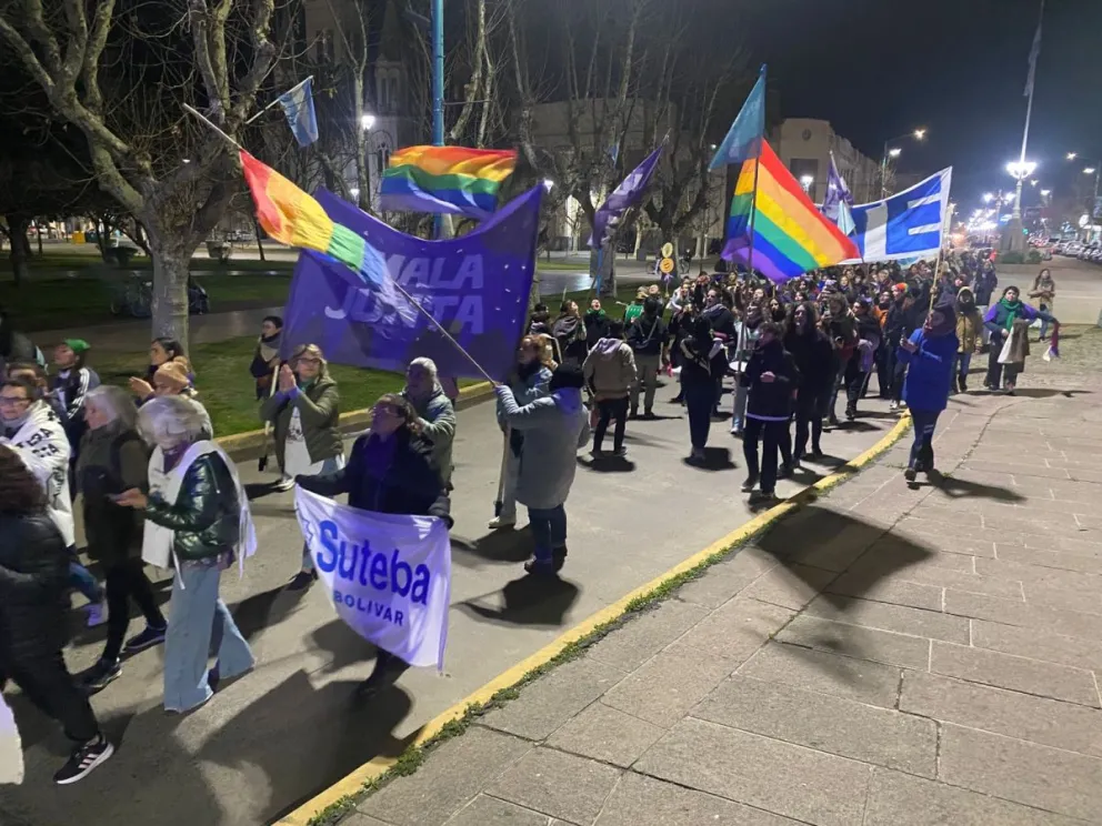 Con una multitudinaria marcha finalizó el Encuentro Regional de Mujeres y Disidencias en Bolívar