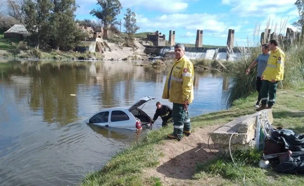 Joven de 24 años terminó en el río con su auto tras una falla en el freno de mano