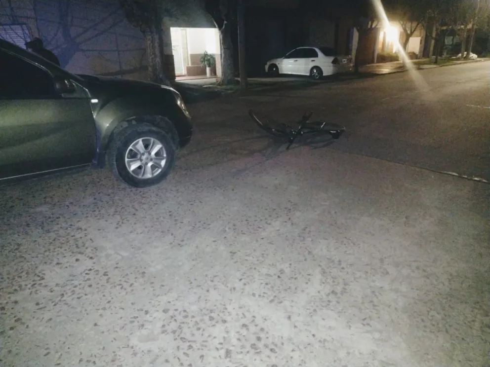 Una menor en bicicleta fue chocada por una camioneta y la trasladaron al hospital