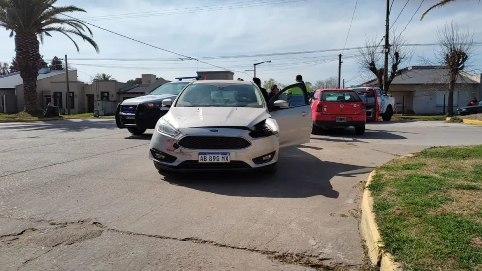 Violento choque en Arenales y 9 de julio: dos autos registraron severos daños materiales