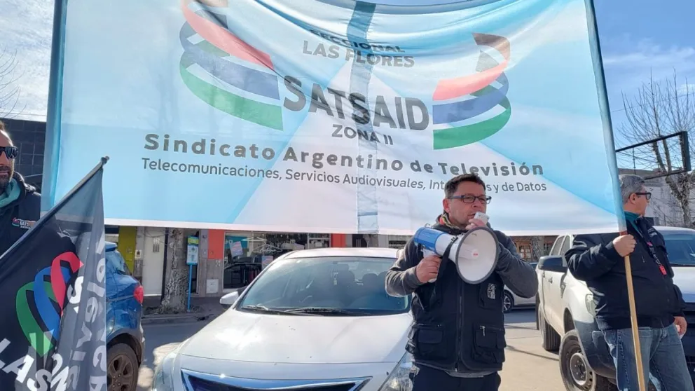 Protesta del sindicato de telecomunicaciones frente a la sucursal de Personal Flow por sueldos congelados