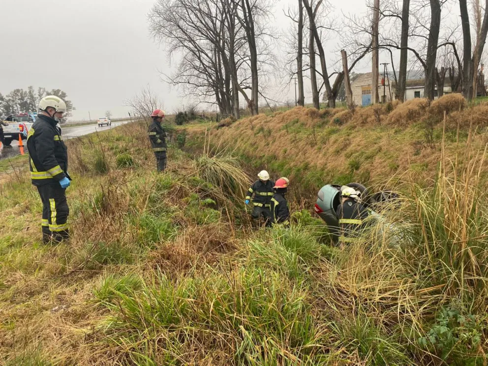 Conductora en estado de shock fue hospitalizada tras volcar cerca del acceso a Bolívar