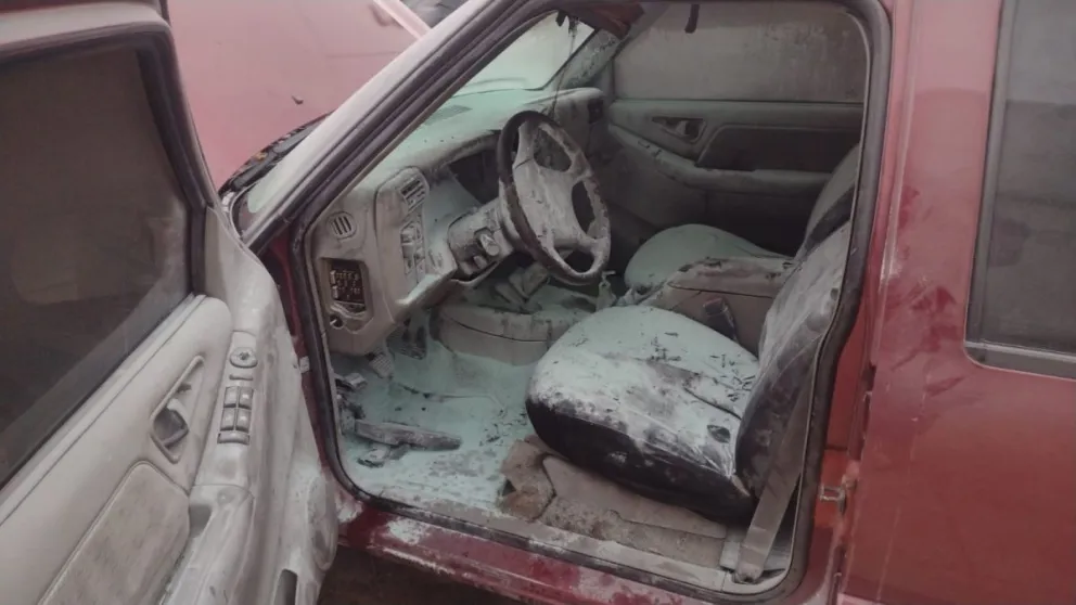 Un cortocircuito en el estéreo de una camioneta provocó un incendio en planta urbana