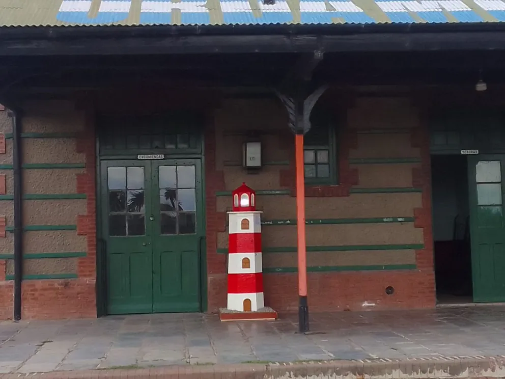 César Terrera e internos de la Unidad 17 fabricaron una "biblioteca al paso" para Urdampilleta