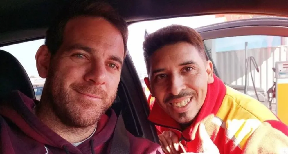 Trabaja en una estación de servicio y colecciona fotos con famosos: “Me van a quedar en el recuerdo”