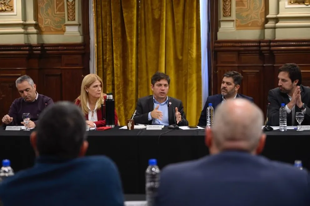 Kicillof se reunió con el Foro de Intendentes Radicales y cargó contra Milei por el desfinanciamiento