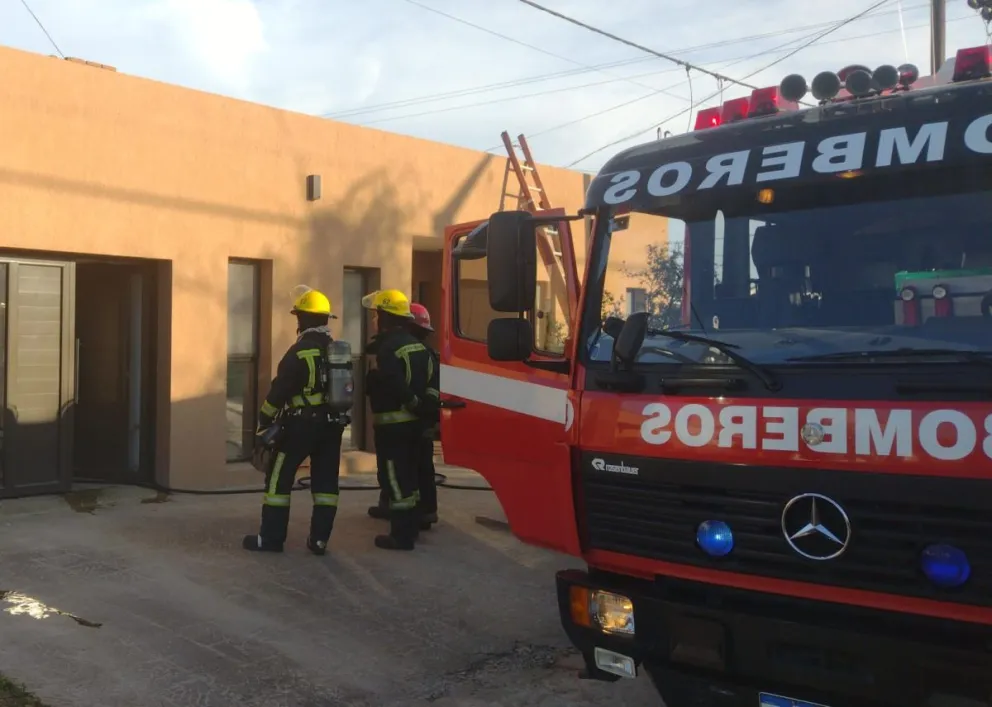 Salida de bomberos por una vivienda que sufrió un principio de incendio