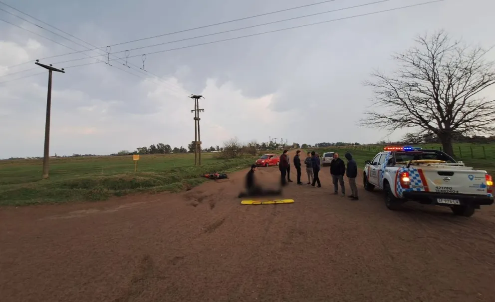 Un motociclista resultó hospitalizado tras una colisión que también involucró a un automóvil