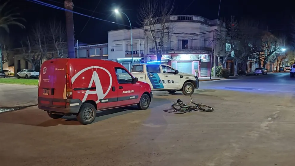 Accidente en pleno centro deja a una ciclista hospitalizada