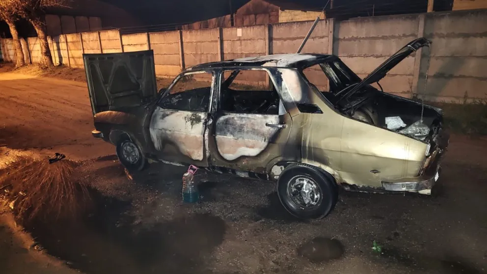 Se incendió un auto en avenida Mariano Unzué y sospechan que fue intencional