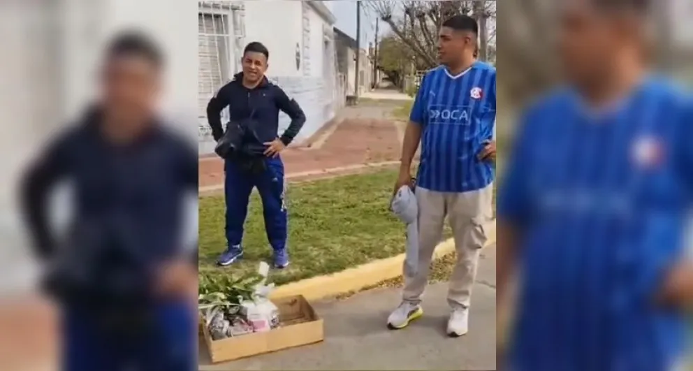 La Policía demoró a dos vendedores de plantines y las redes explotaron de indignación: "Agarren a los chorros"