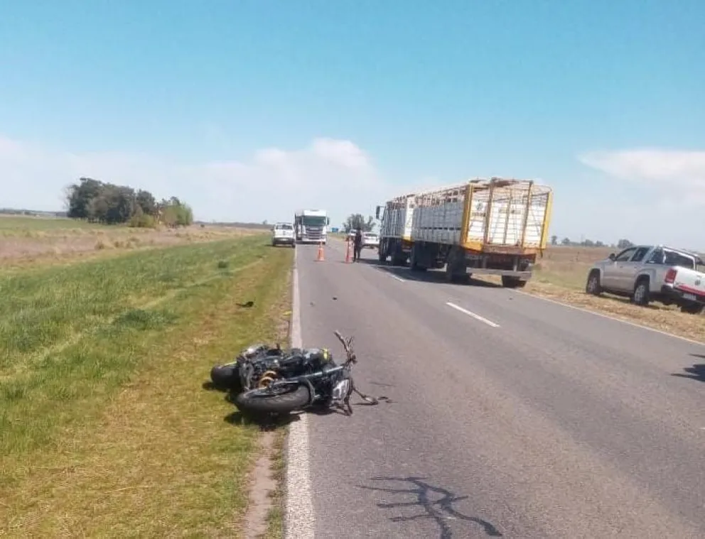 Viajaba por la ruta a la altura de Bolívar y sufrió un accidente: por las lesiones fue hospitalizado