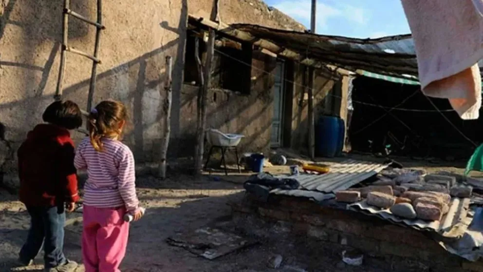 Cuáles son las dos ciudades del interior bonaerense donde casi la mitad de la población es pobre