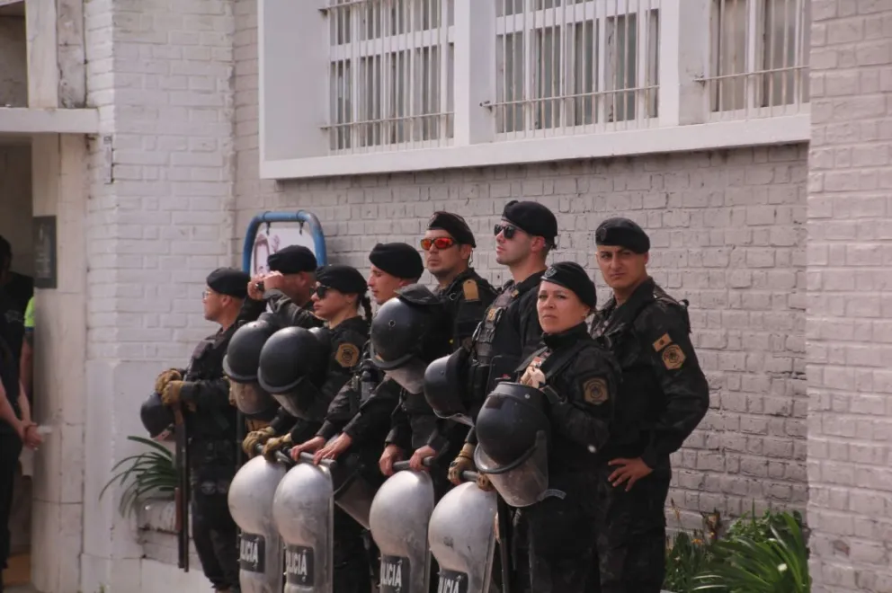 Fuerte operativo de Infantería en Bolívar: persecuciones, infracciones y seguridad en el estadio municipal