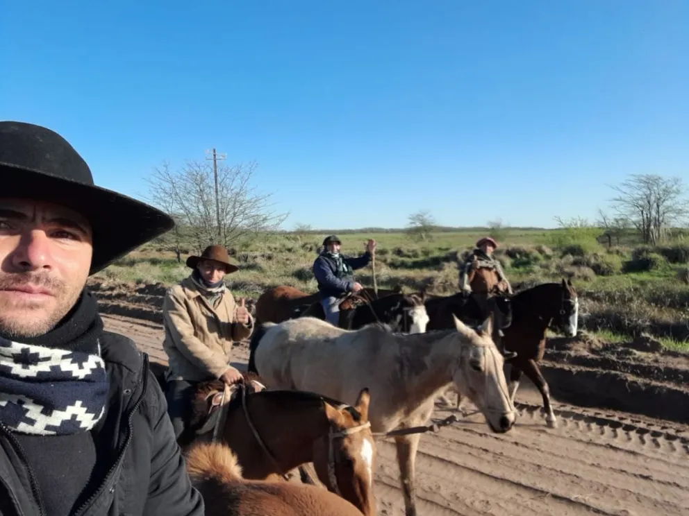Los urdampilletenses peregrinos continúan su viaje a caballo hacia Luján: “Nos consideramos mensajeros”