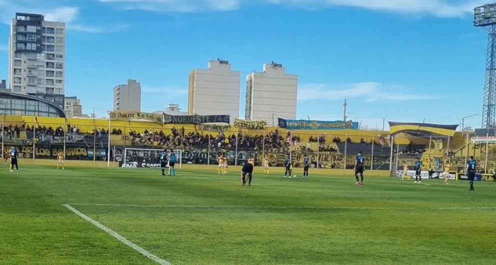 Ciudad ganó en Bahía Blanca, es puntero y se ilusiona con estar en semifinales