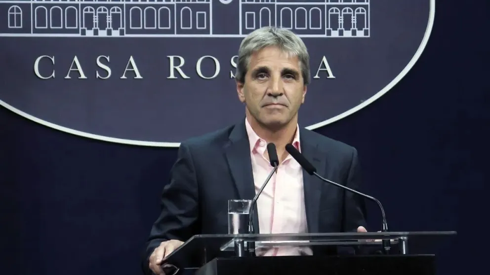 Caputo se trenzó con intendentes en las redes tras criticar aumentos de tasas