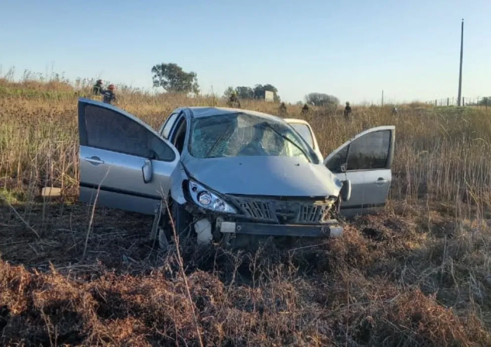 Joven volcó en auto mientras circulaba por ruta 65 y terminó hospitalizado