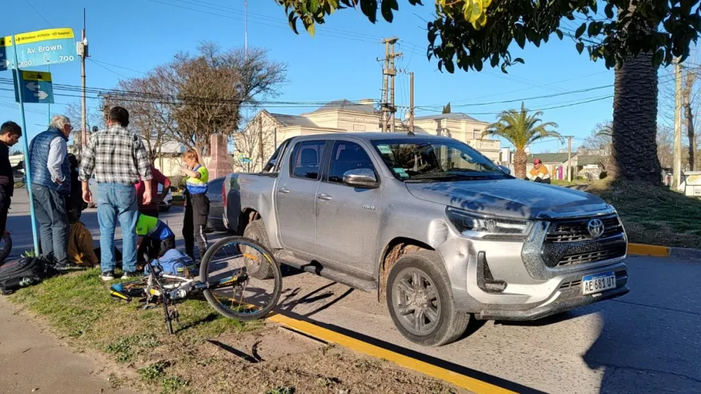Una camioneta chocó a una bicicleta frente a la Rural de Bolívar: una persona hospitalizada
