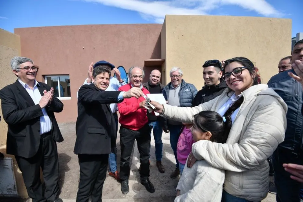 Nutrida agenda de Kicillof en Tapalqué: "Seguimos entregando viviendas e impulsando obras"
