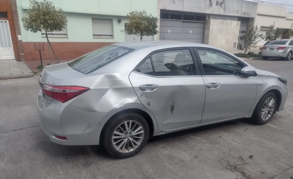 Un motociclista resultó hospitalizado tras colisionar con un auto en planta urbana