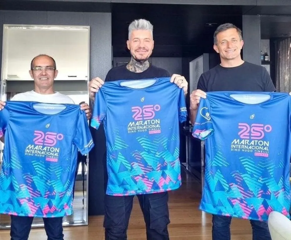 Marcos Pisano y ‘Bali’ Bucca visitaron a Marcelo Tinelli y le entregaron la remera de la Maratón