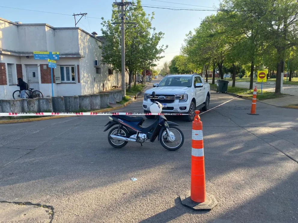 Accidente entre moto y camioneta frente al pórtico del parque municipal: dos mujeres hospitalizadas